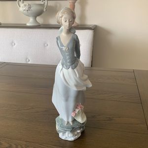Lladro retired Wind blown girl #4922